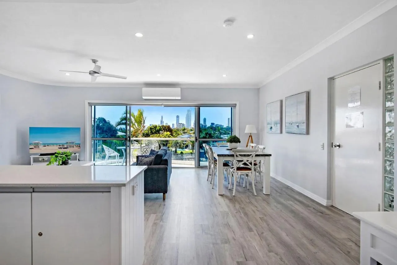 3Br Broadbeach Lakefront Apartment - Coasthm Голд-Кост