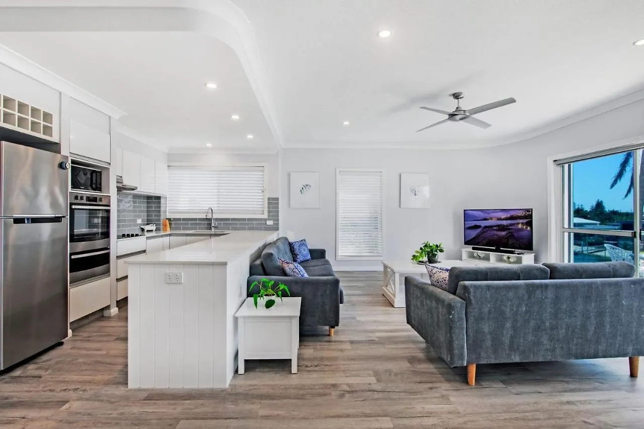 3Br Broadbeach Lakefront Apartment - Coasthm Голд-Кост